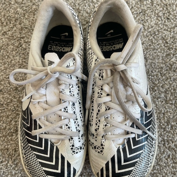 Youth Nike Cristiano Ronaldo Indoor soccer shoes - Picture 7 of 10